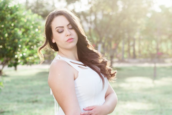 Mulher vestidade de branco no parque