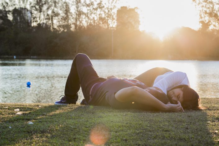 Casal deitado na golden hour