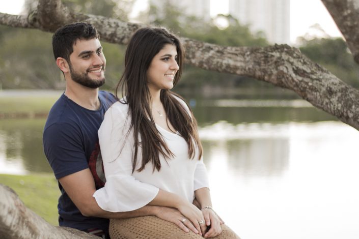 Casal sentado na árvore