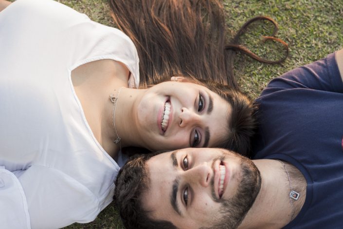 Casal deitado, foto apenas da cabeça