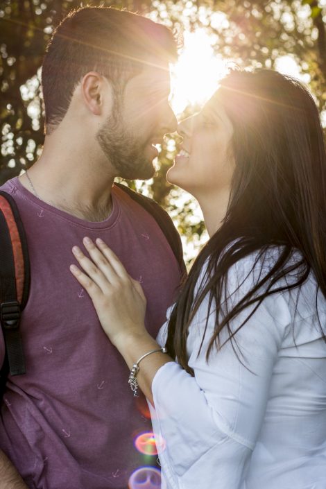 Casal se beijando na golden hour