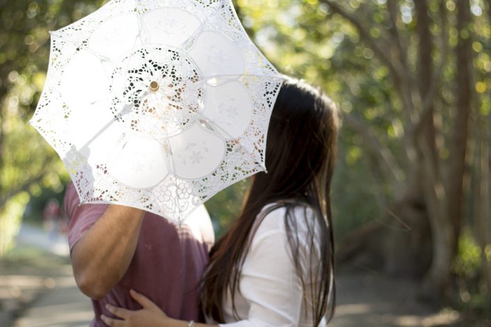 Casal escondido no guarda-chuva