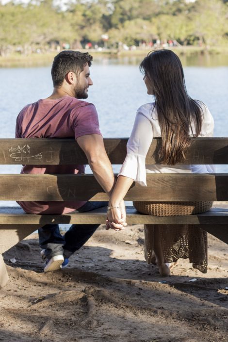 Casal sentado no banquinho