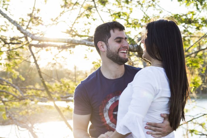 Casal se abraçando