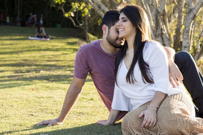 Casal de namorados sentados