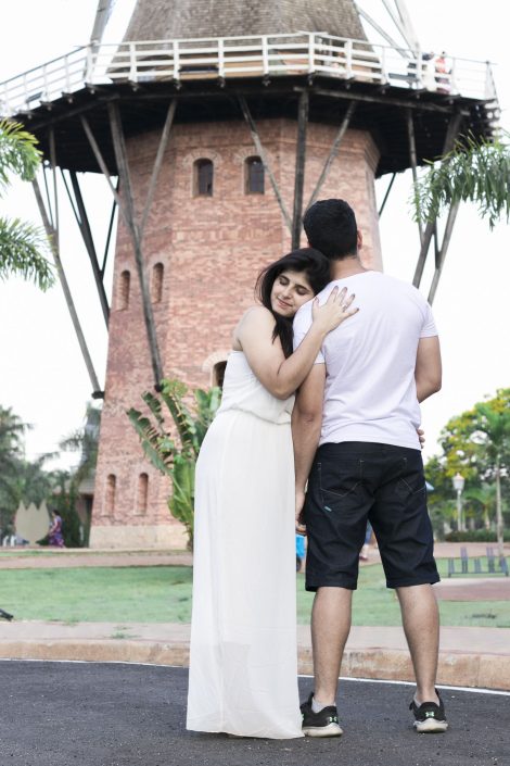 Casal abraçado no Moinho dos Povos Unidos - Fotografar em Holambra