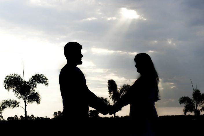 Silhueta de casal de namorados - Fotografar em Holambra