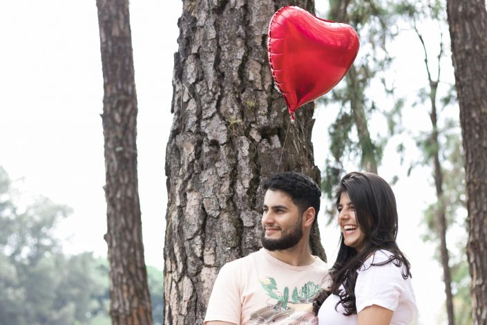 Casal sorrindo com balão de coração - Fotografar em Holambra