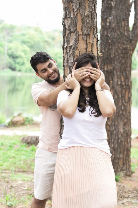 Casal brincando na árvore - Fotografar em Holambra