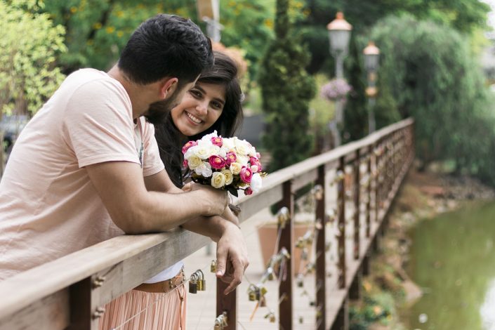 Casal apaixonado no Deck do Amor - Fotografar em Holambra