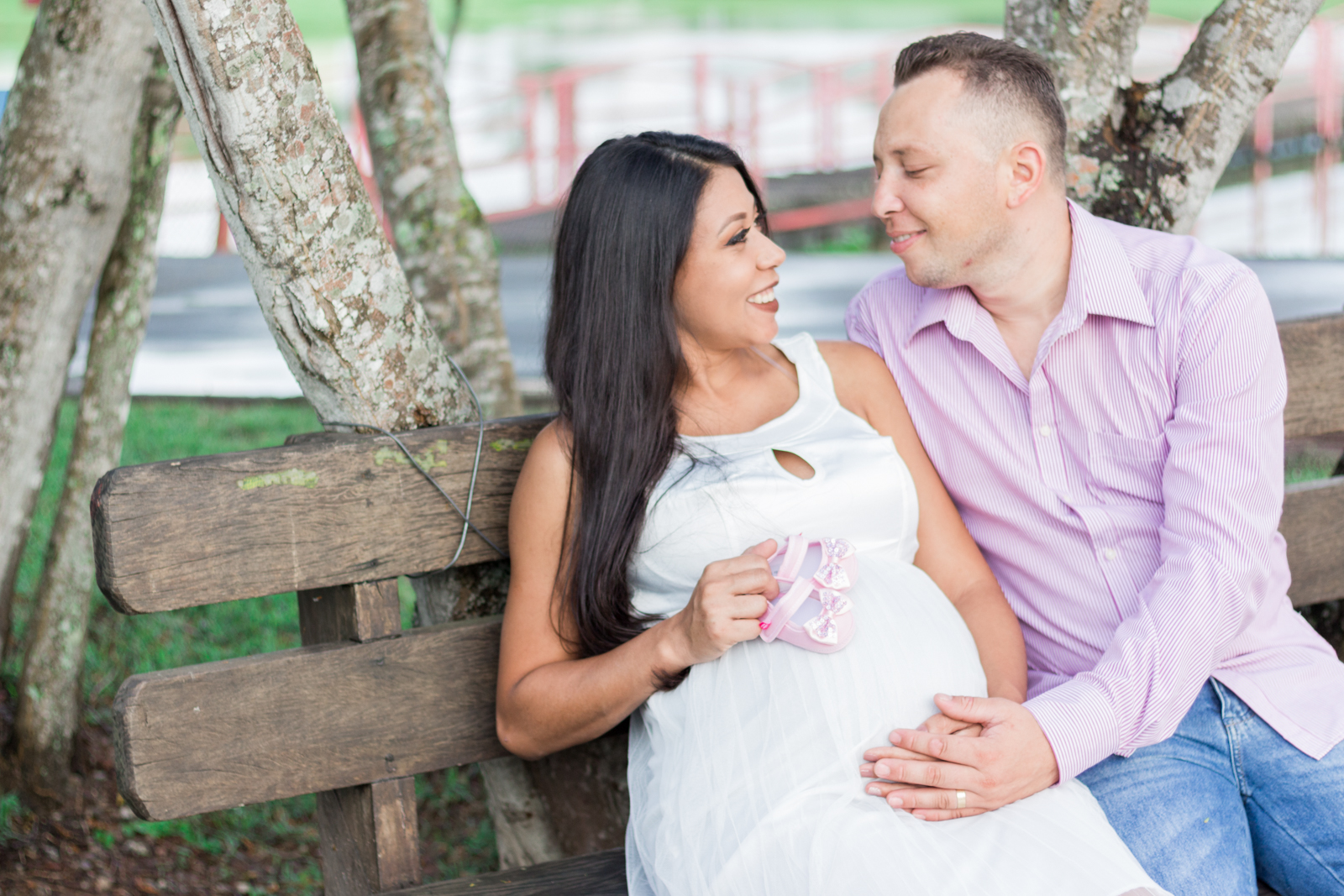 Casal de gestantes com sapatinho