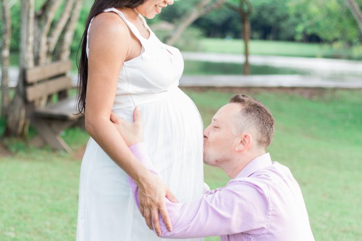 Papai beijando a barriga da mamãe