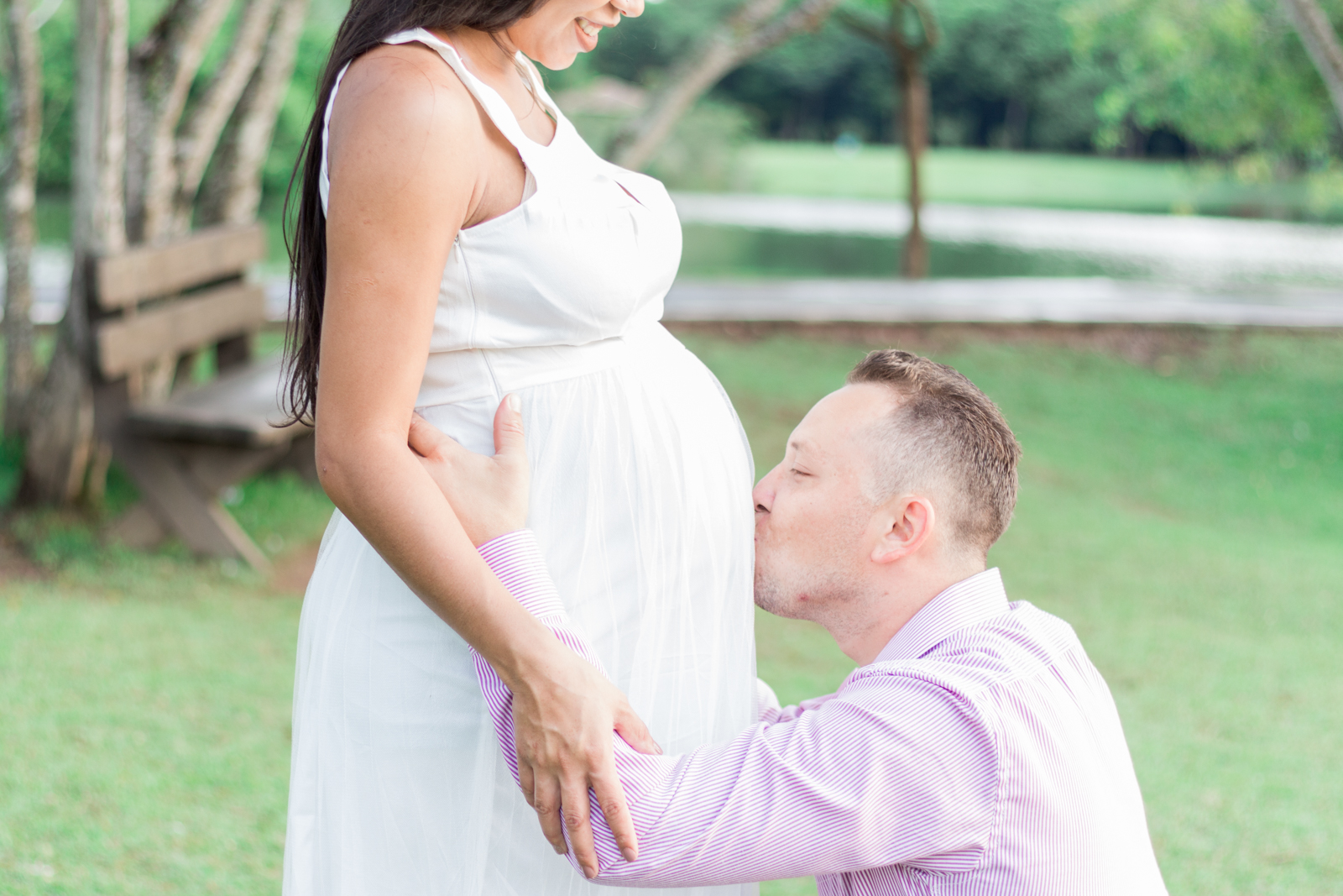 Papai beijando a barriga da mamãe