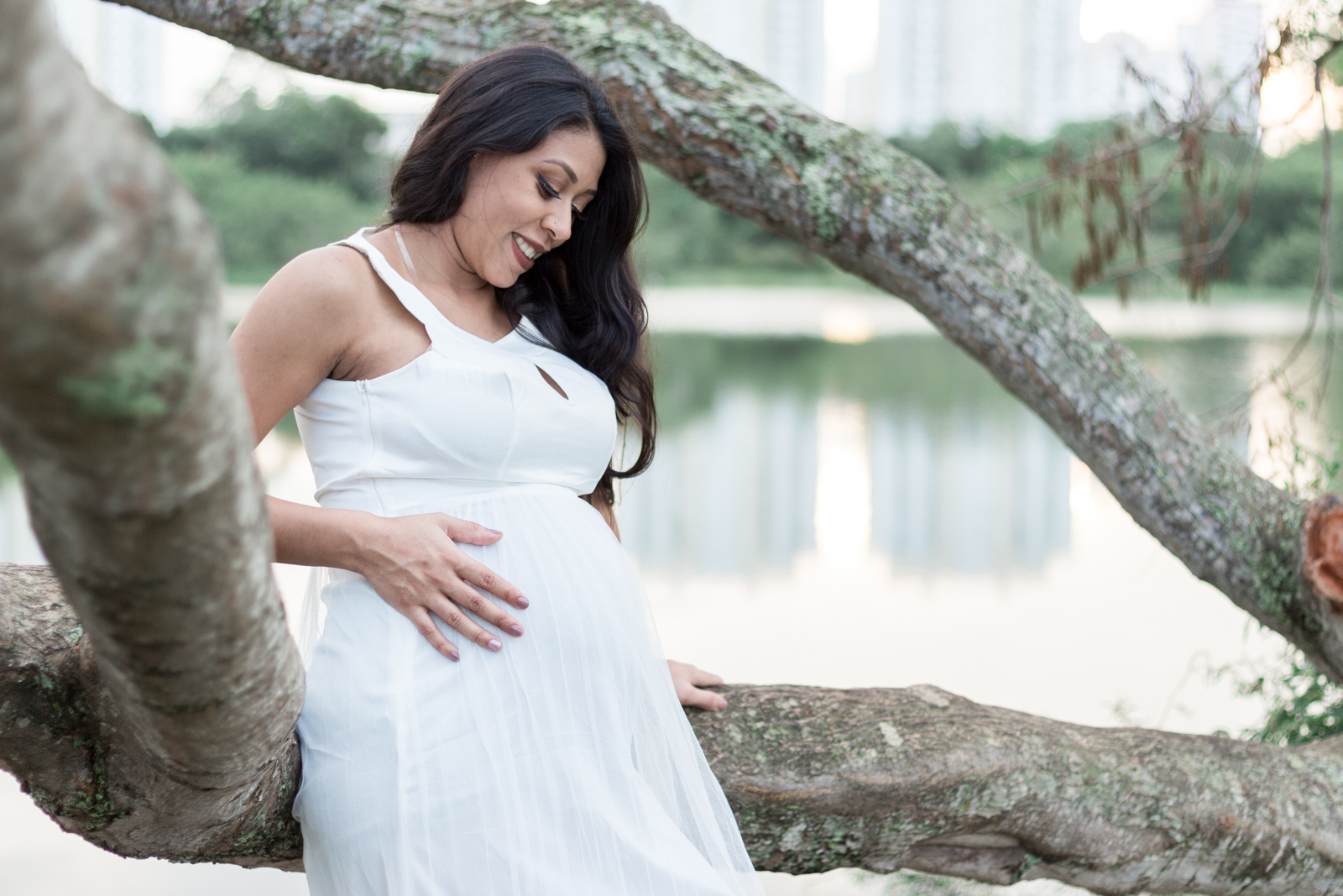 Gestante com a mão na barriga