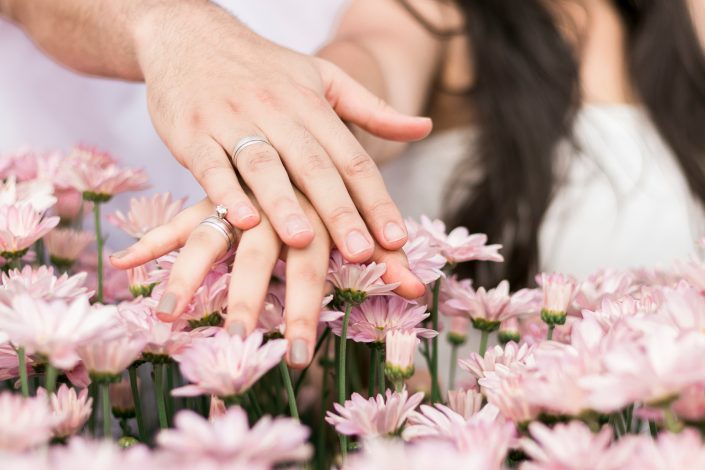 Mãos sobre flores